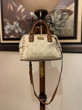 Michael Michael Kors please check all picture of condition